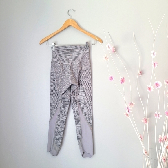 LULULEMON Wunder Under Crop II (Roll Down Mesh) - Picture 4 of 10